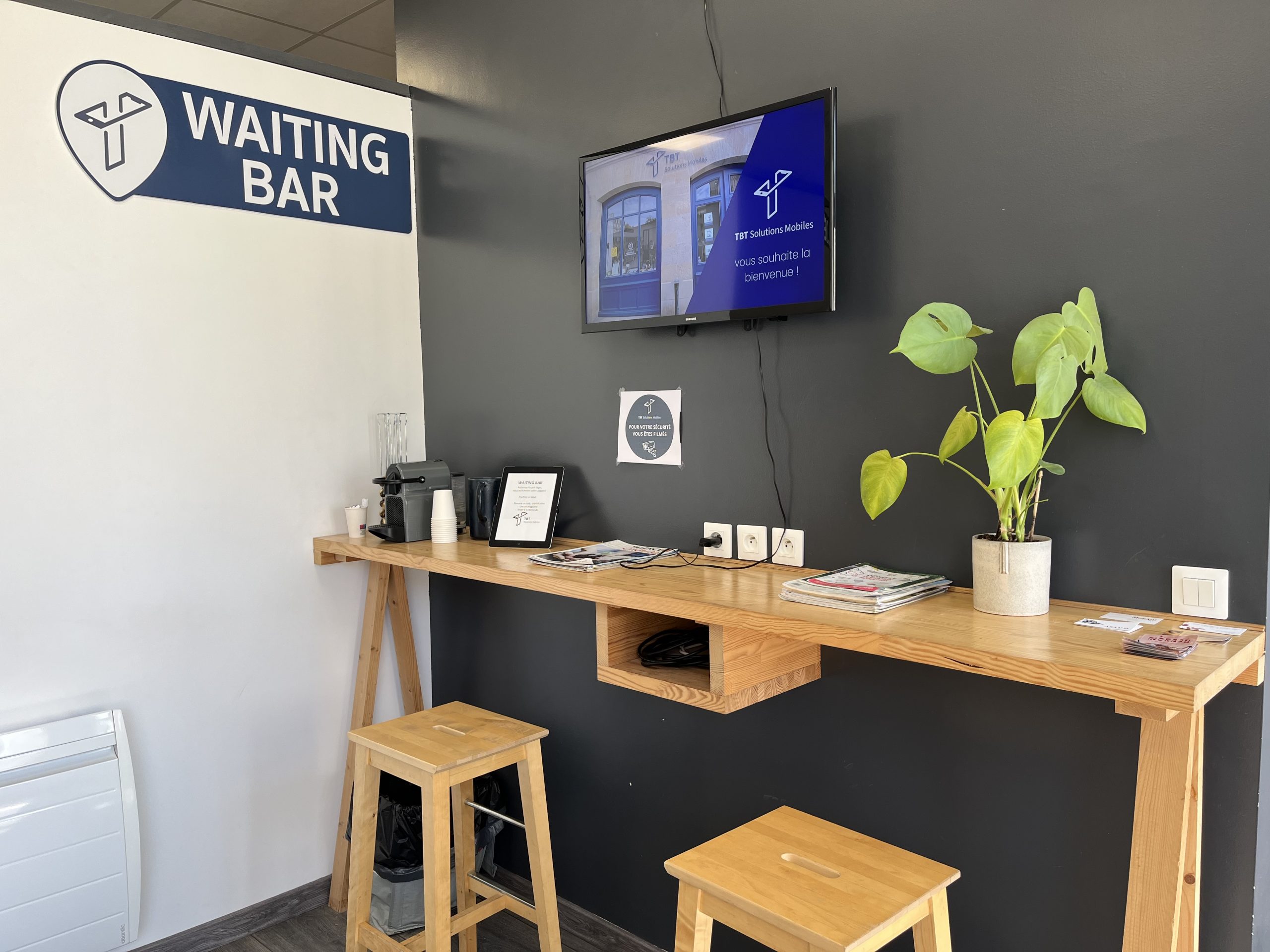 Waiting Bar